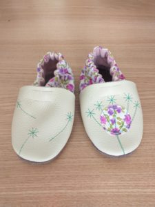 Bobine et poesie creation textile chaussons de bébé en cuir et tissu brodé fleur