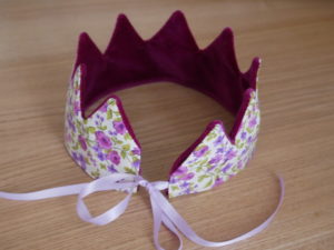 Bobine et poesie pommeret Création textile couronne enfant petite reine